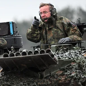 Verteidigungsminister Boris Pistorius (r.) beim Besuch des Panzerbataillons 203 des Heeres auf einem Kampfpanzer Leopard.