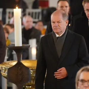 Olaf Scholz in einer Kirche.