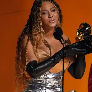 Beyonce nimmt den Preis für das beste Dance/Electronic Music Album für „Renaissanc„" bei der Verleihung der 65. Grammy Awards entgegen.