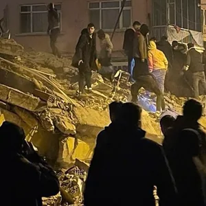 Menschen versuchen in Pazarcik in der südtürkischen Provinz Kahramanmaras, eingeschlossene Bewohner eines eingestürzten Gebäudes zu erreichen.