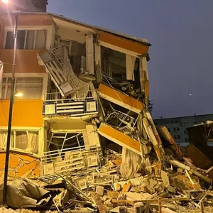 Ein eingestürztes Gebäude ist nach einem Erdbeben in Pazarcik in der südtürkischen Provinz Kahramanmaras zu sehen.