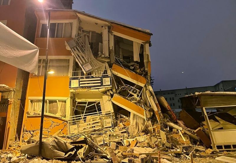 Ein eingestürztes Gebäude ist nach einem Erdbeben in Pazarcik in der südtürkischen Provinz Kahramanmaras zu sehen.