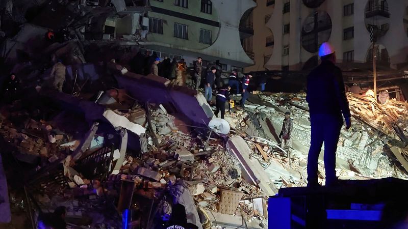 Menschen versuchen, eingeschlossene Bewohner eines eingestürzten Gebäudes in Diyarbakir im Südosten der Türkei zu erreichen.