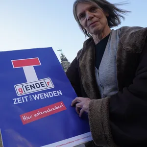 Sabine Mertens, Gründerin der Anti-Gender-Initiative, hält ein Plakat, das sich gegen Gendersprache richtet.
