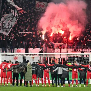 Eintracht-Spieler feiern mit ihren Fans