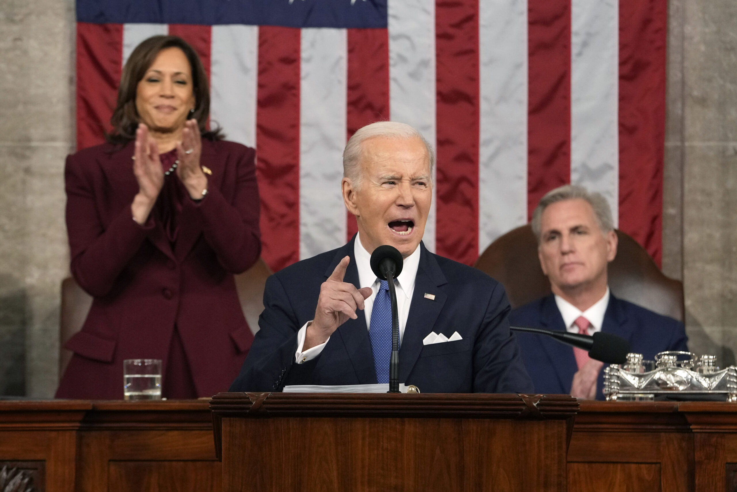 Joe Biden, Präsident der USA, hält die Rede zur Lage der Nation vor einer Sitzung des Kongresses im US-Kapitol während Vizepräsidentin Kamala Harris und Kevin McCarthy, Sprecher des Repräsentantenhauses, applaudieren.