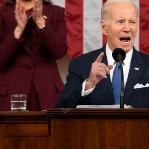 Joe Biden, Präsident der USA, hält die Rede zur Lage der Nation vor einer Sitzung des Kongresses im US-Kapitol während Vizepräsidentin Kamala Harris und Kevin McCarthy, Sprecher des Repräsentantenhauses, applaudieren.