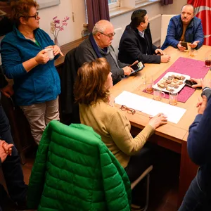 Mitglieder des Dachverbands Türkische Gemeinde Hamburg (TGH) besprechen und planen gemeinsame Hilfsaktionen.