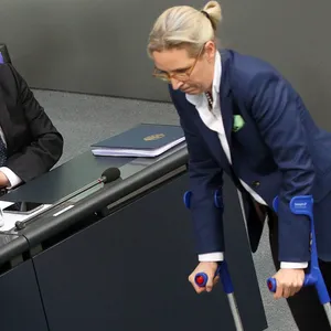 Aus dem Augenwinkel beobachtet Bundeskanzler Olaf Scholz (SPD) im Deutschen Bundestag, wie Alice Weidel, Vorsitzende der AfD, auf Krücken an der Regierungsbank vorbeigeht. Der Bundeskanzler hatte zuvor eine Regierungserklärung abgegeben.