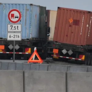 Laster stehen nach einem Unfall an der Autobahn.