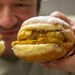 Bei Bäcker Florian Perkmann gibt es zum Beispiel Wurst-Krapfen.