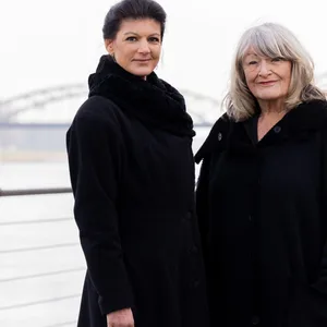 Sahra Wagenknecht (Die Linke, l), Politikerin, und Alice Schwarzer, Frauenrechtlerin, stehen im Rheinauhafen am Rhein.