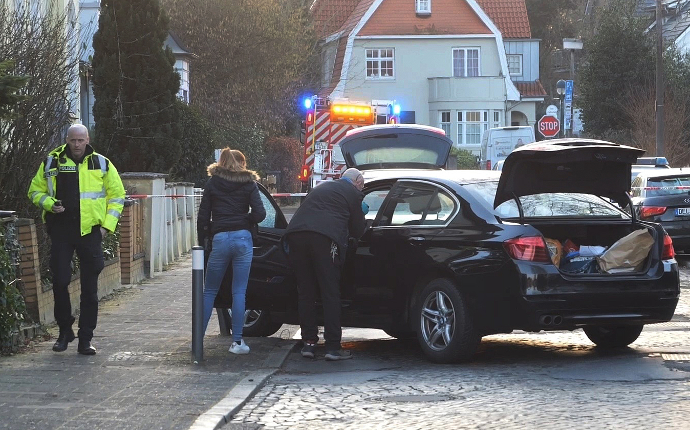Polizisten untersuchen einen PKW in Delmenhorst, wo ein Mann auf eine Autofahrerin geschossen haben soll