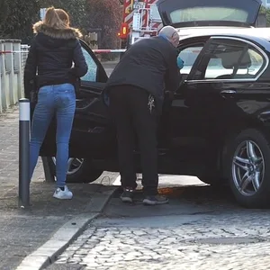 Polizisten untersuchen einen PKW in Delmenhorst, wo ein Mann auf eine Autofahrerin geschossen haben soll