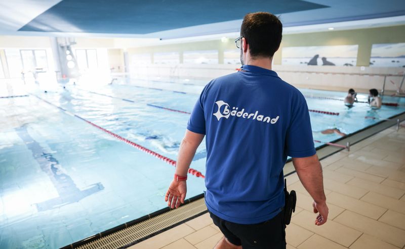 Ein Bademeister beaufsichtigt das Sportbecken im „Festland“ Hallenbad von Bäderland.