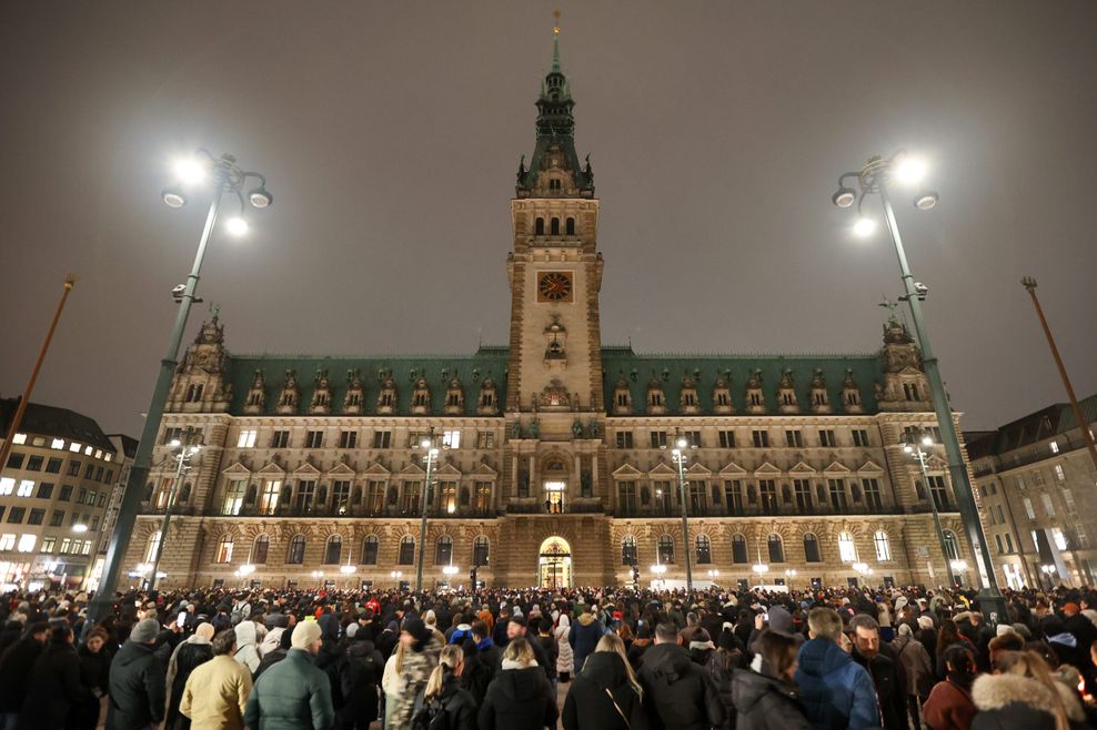 Gedenken vor dem Hamburger Rathaus