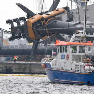 Der Schwimmkran «Hebo Lift 9» aus Rotterdam hebt im März 2020 einen mobilen Liebherr-Hafenkran aus dem Hafenbecken B des Hafens.