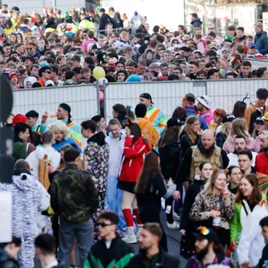 Der Andrang zum Straßenkarneval ist groß. Das Zülpicher Viertel wurde dicht gemacht.