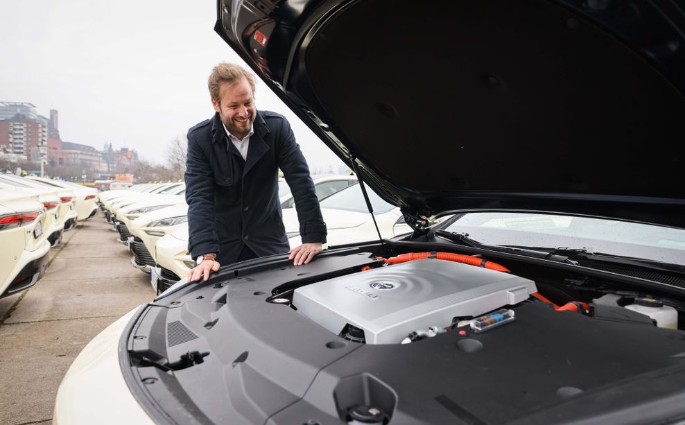 Anjes Tjarks mit Wasserstoff-Taxi