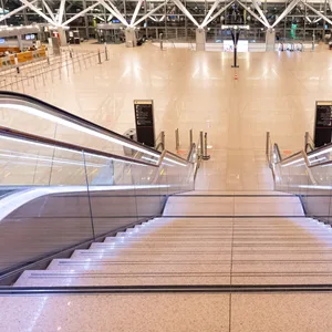 Menschenleer ist das Terminal 1 am Flughafen Hamburg kurz nach Streikbeginn.