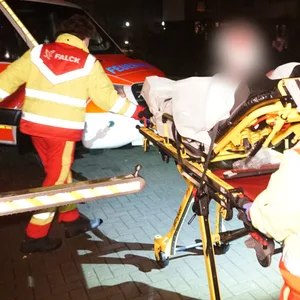 Ein Verletzter wird zum Rettungswagen gebracht.