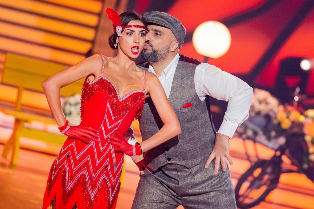 Abdelkarim, Comedian, und Ekaterina Leonova, Profitänzerin, tanzen bei der Kennenlernshow zu Beginn der 16. Staffel der RTL-Tanzshow "Let's Dance" im Coloneum.