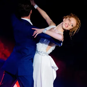 Anna Ermakova, Model, und Valentin Lusin, Profitänzer, tanzen bei der Kennenlernshow zu Beginn der 16. Staffel der RTL-Tanzshow "Let's Dance".