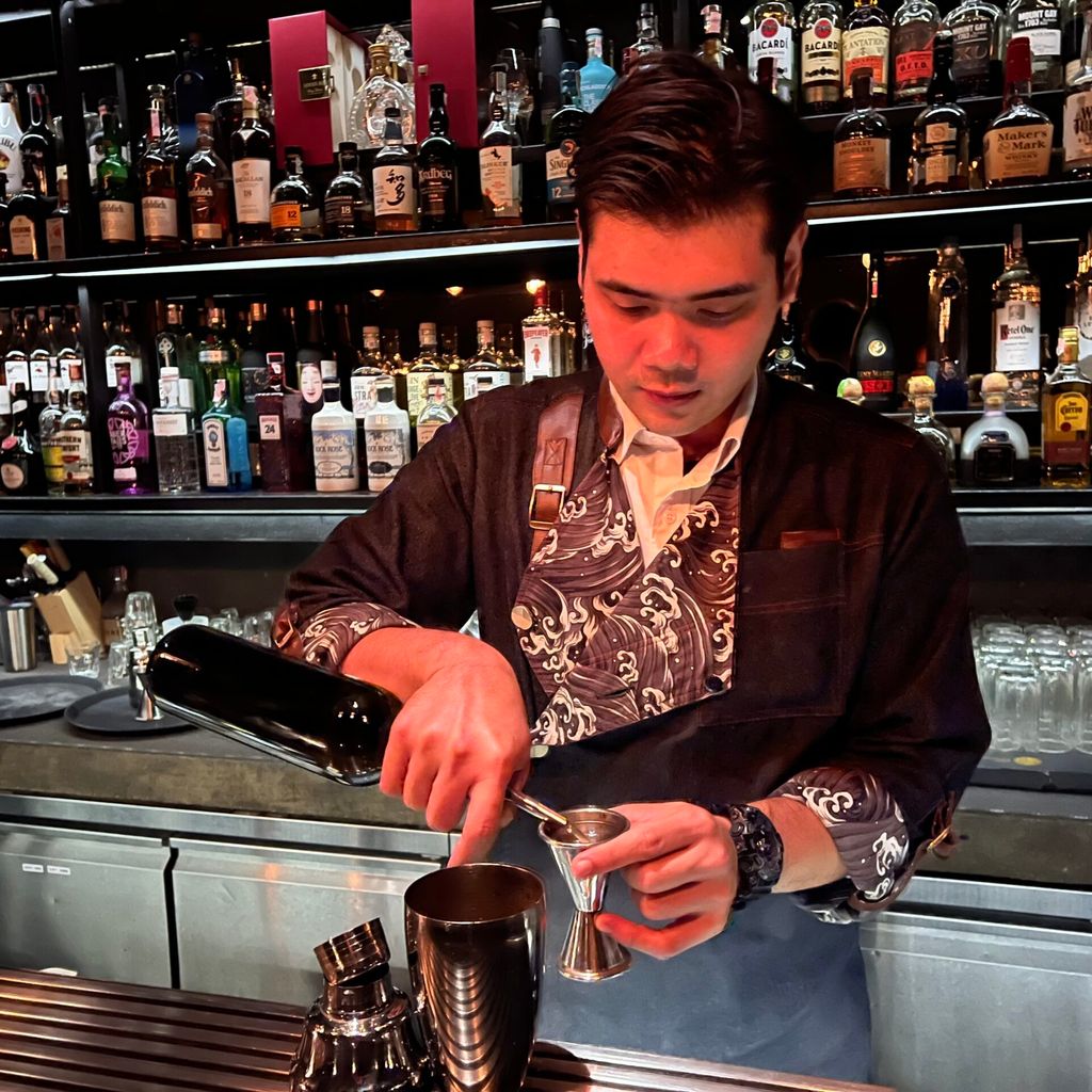 Chef-Barkeeper Ong mixt einen Drink in der Speakeasy-Bar „Find The Locker Room“. 