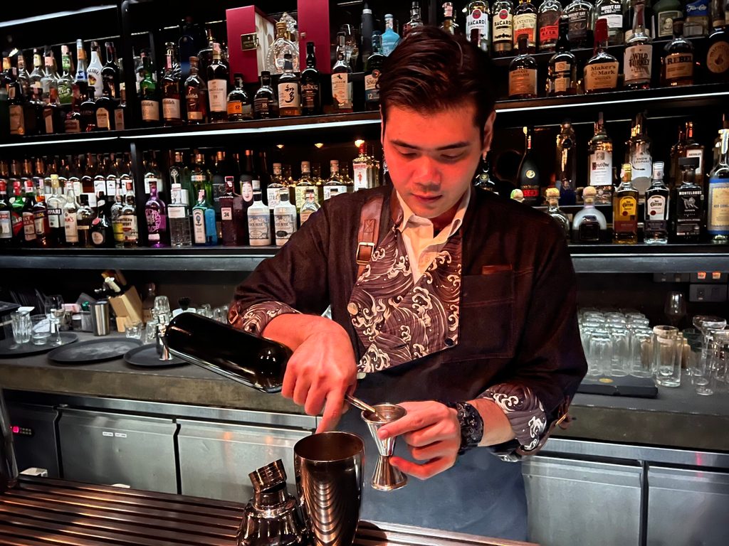 Chef-Barkeeper Ong mixt einen Drink in der Speakeasy-Bar „Find The Locker Room“. 