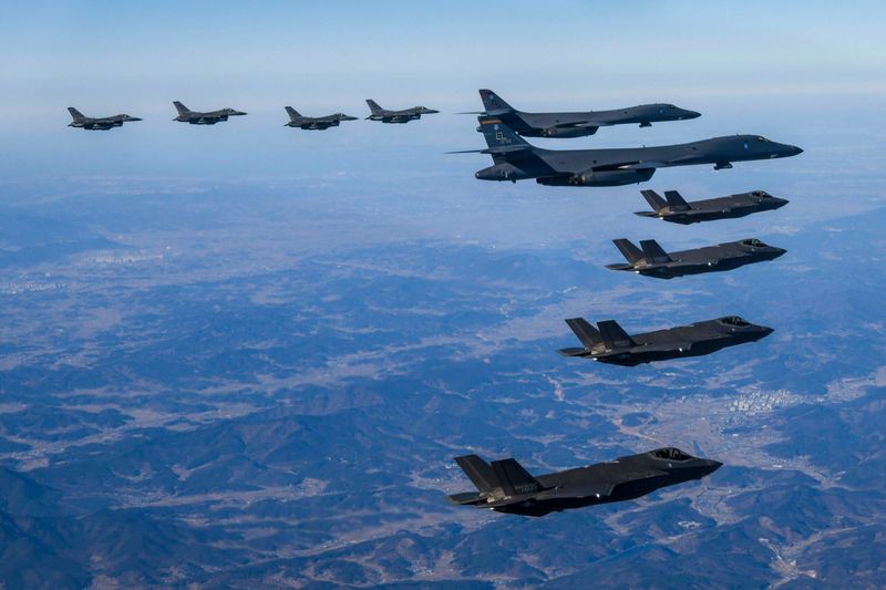 Auf diesem vom südkoreanischen Verteidigungsministerium zur Verfügung gestellten Foto fliegen B-1B-Bomber (M) und F-16-Kampfjets (oben) der US-Luftwaffe in Formation mit F-35A-Kampfjets der südkoreanischen Luftwaffe (unten) während einer gemeinsamen Luftübung über der südkoreanischen Halbinsel.