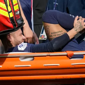 Neymar auf der Trage