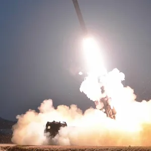 Dieses Standbild aus einem von Nordkoreas KRT ausgestrahlten Video zeigt, wie eine ballistische Rakete von einem ungenannten Ort in Nordkorea gestartet wird.
