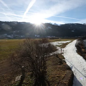 Die Sonne geht über den Bergen im Val di Fiemme auf.