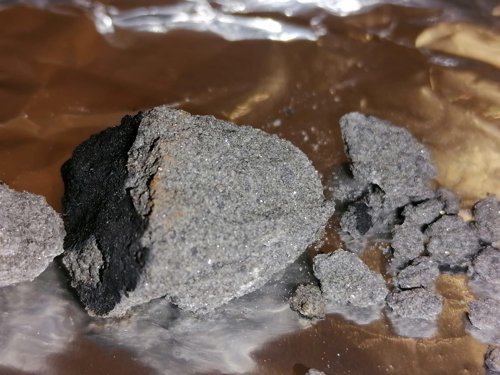 Kleine Meteoritenteile, die in Matera niedergingen.