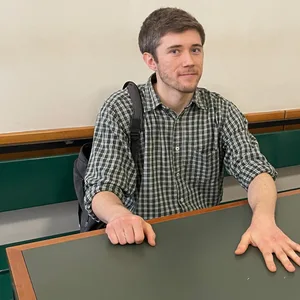 Klimaaktivist klebt sich während Prozess am Tisch fest