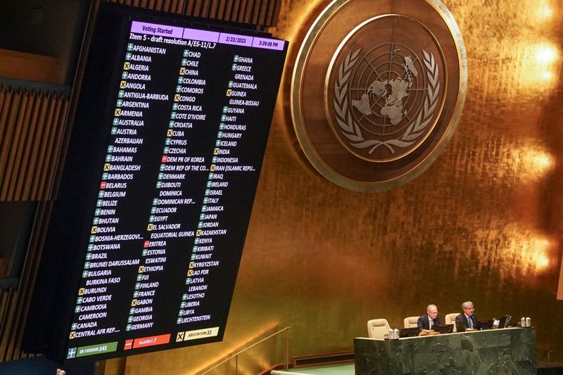Bildschirme zeigen das Ergebnis der Abstimmung der Generalversammlung der Vereinten Nationen über eine UN-Resolution. 