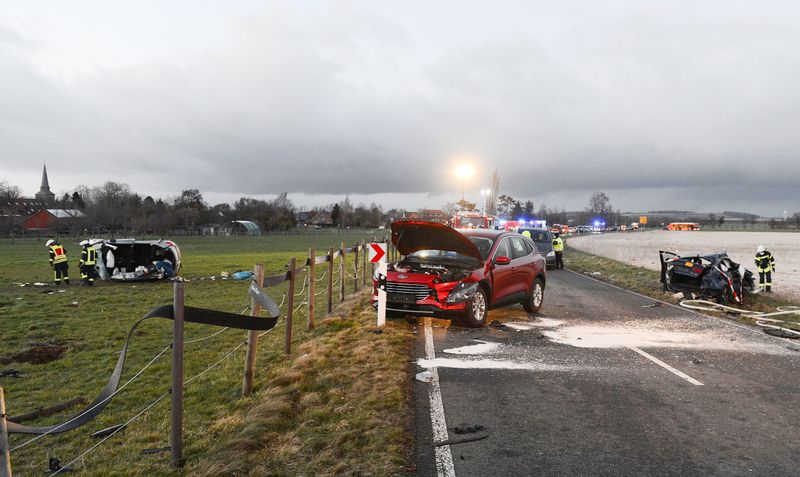 Aufnahme des Unfalllorts mit drei zerstörten Fahrzeugen.