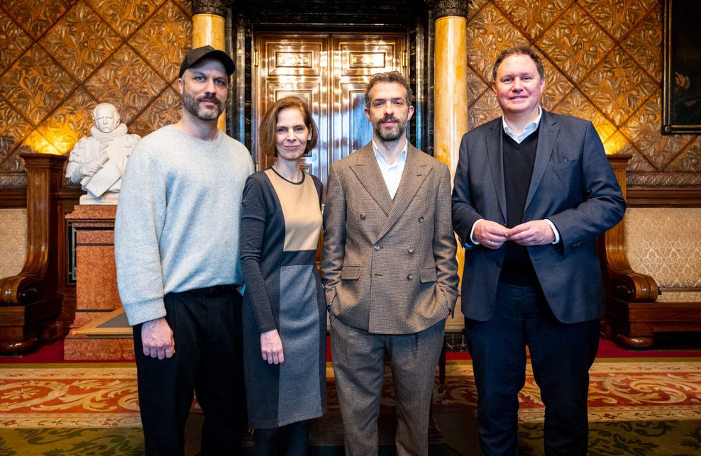 Die neue Leitung der Hamburgischen Staatsoper mit Kultursenator Carsten Brosda