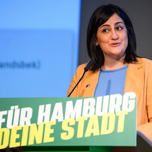 Maryam Blumenthal, Landesvorsitzende von Bündnis 90/Die Grünen in Hamburg, spricht zu Beginn der Landesmitgliederversammlung der Grünen Hamburg.