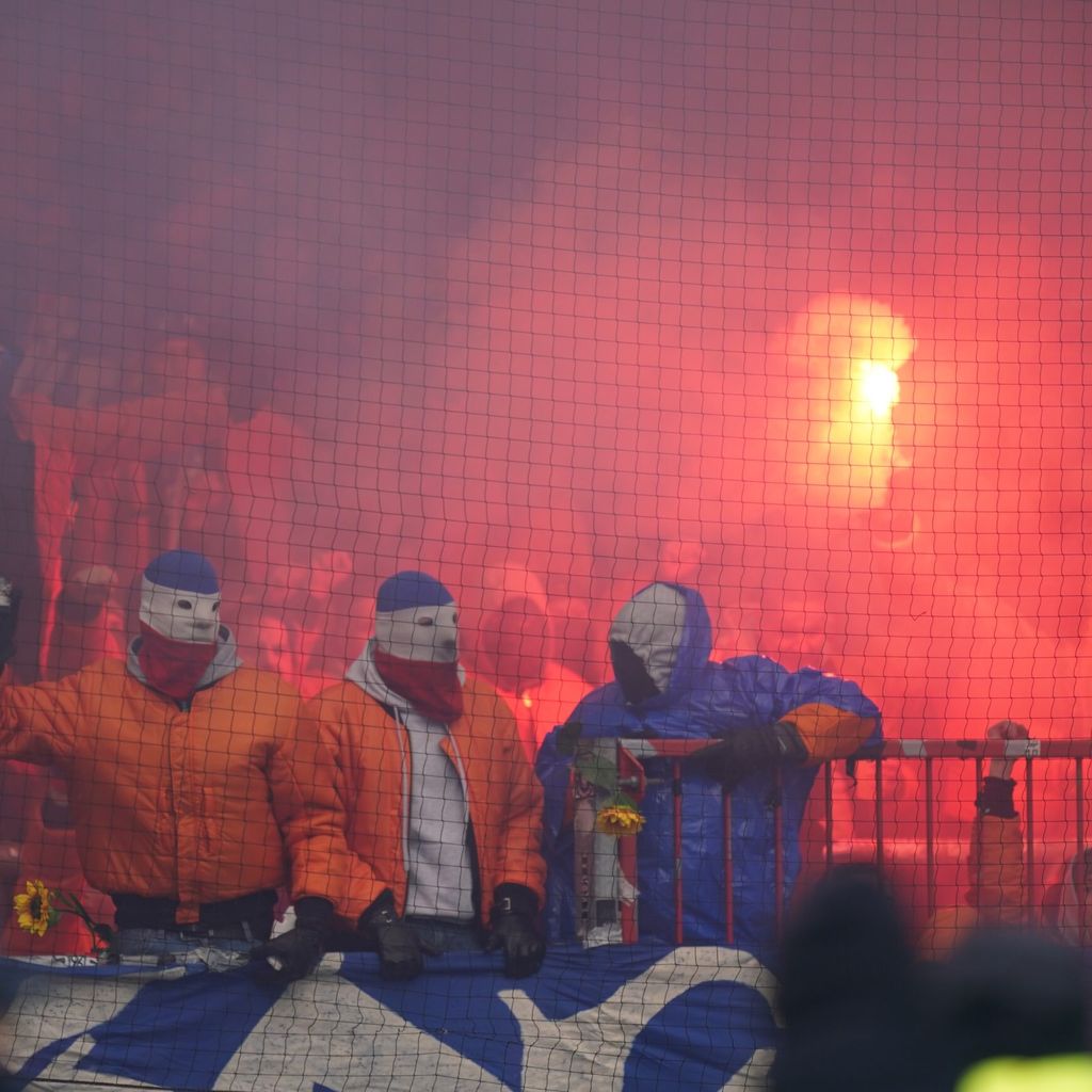 Rostocks-Fans brennen auf der Tribüne im Millerntor-Stadion Feuerwerkskörper ab.