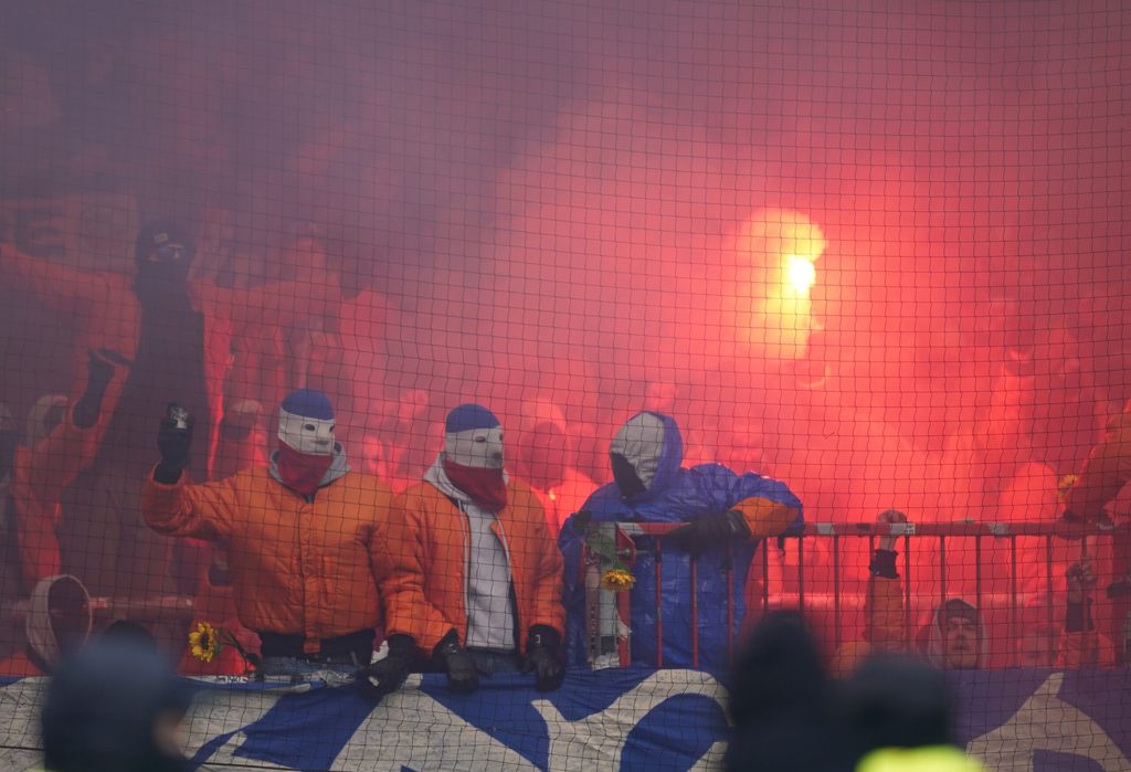 Rostocks-Fans brennen auf der Tribüne im Millerntor-Stadion Feuerwerkskörper ab.