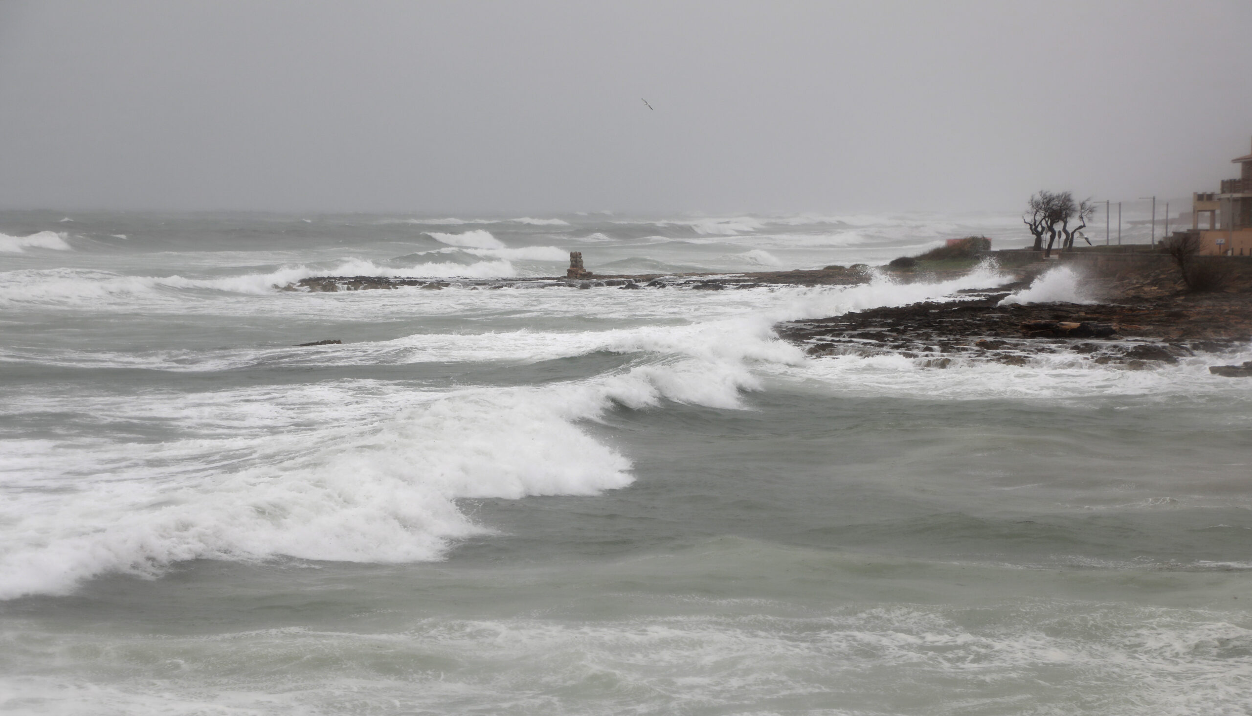 Wellen treffen bei stürmischem Wetter bei Can Picafort ans Ufer. Für die nächsten Tage wird Regen mit niedrigen Temperaturen erwartet.