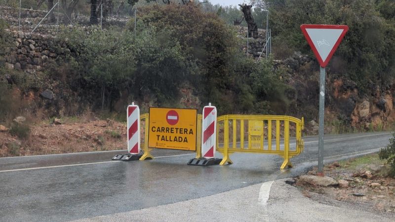 Eine Straße zum Gebirgszug Serra de Tramuntana ist aufgrund von Schneefall gesperrt.