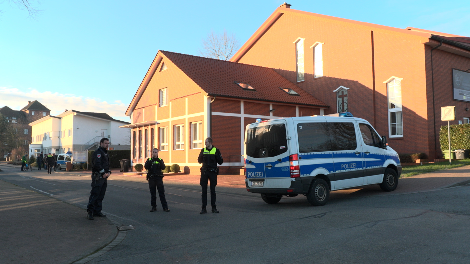 Polizisten sperren die Straße ab. Zwei Menschen sind in der Nähe einer Grundschule in Bramsche (Landkreis Osnabrück) durch Schüsse schwer verletzt worden.