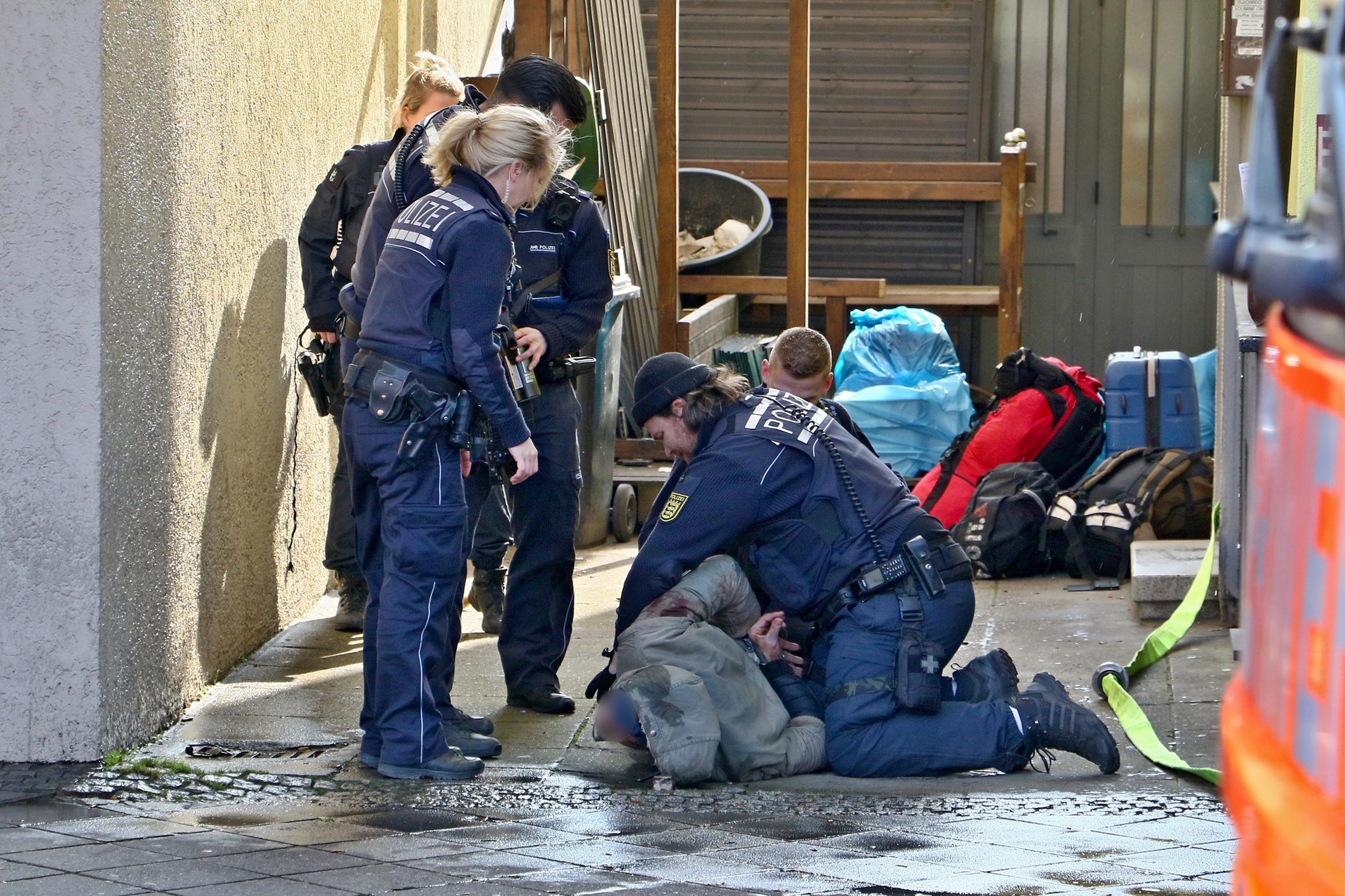 Nach einem Wohnungsbrand in Stuttgart hat die Polizei bei einem Großeinsatz einen bewaffneten Mann festgenommen