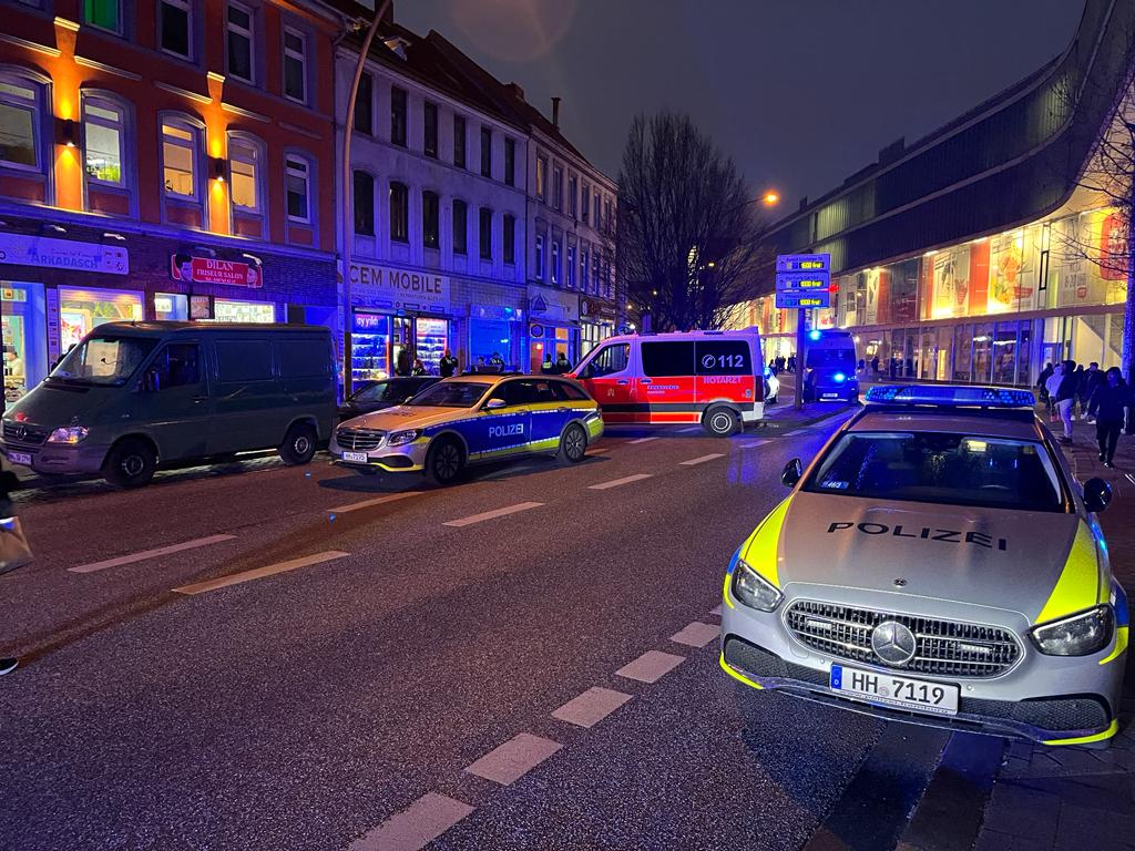 Bei einem handfesten Streit unter fünf Männern sind in Harburg am frühen Donnerstagabend zwei Personen verletzt worden.
