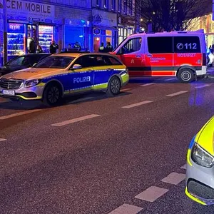 Bei einem handfesten Streit unter fünf Männern sind in Harburg am frühen Donnerstagabend zwei Personen verletzt worden.