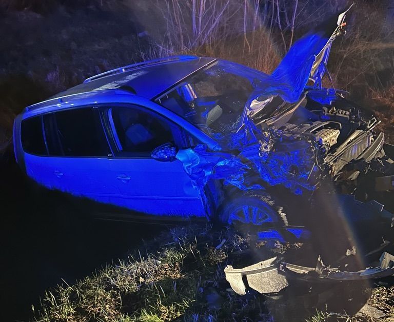 Der VW Touran einer 39-Jährigen wurde bei dem Crash komplett zerstört.