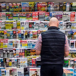 Ein Mann steht vor einem Zeitschriften-Regal in Hamburg