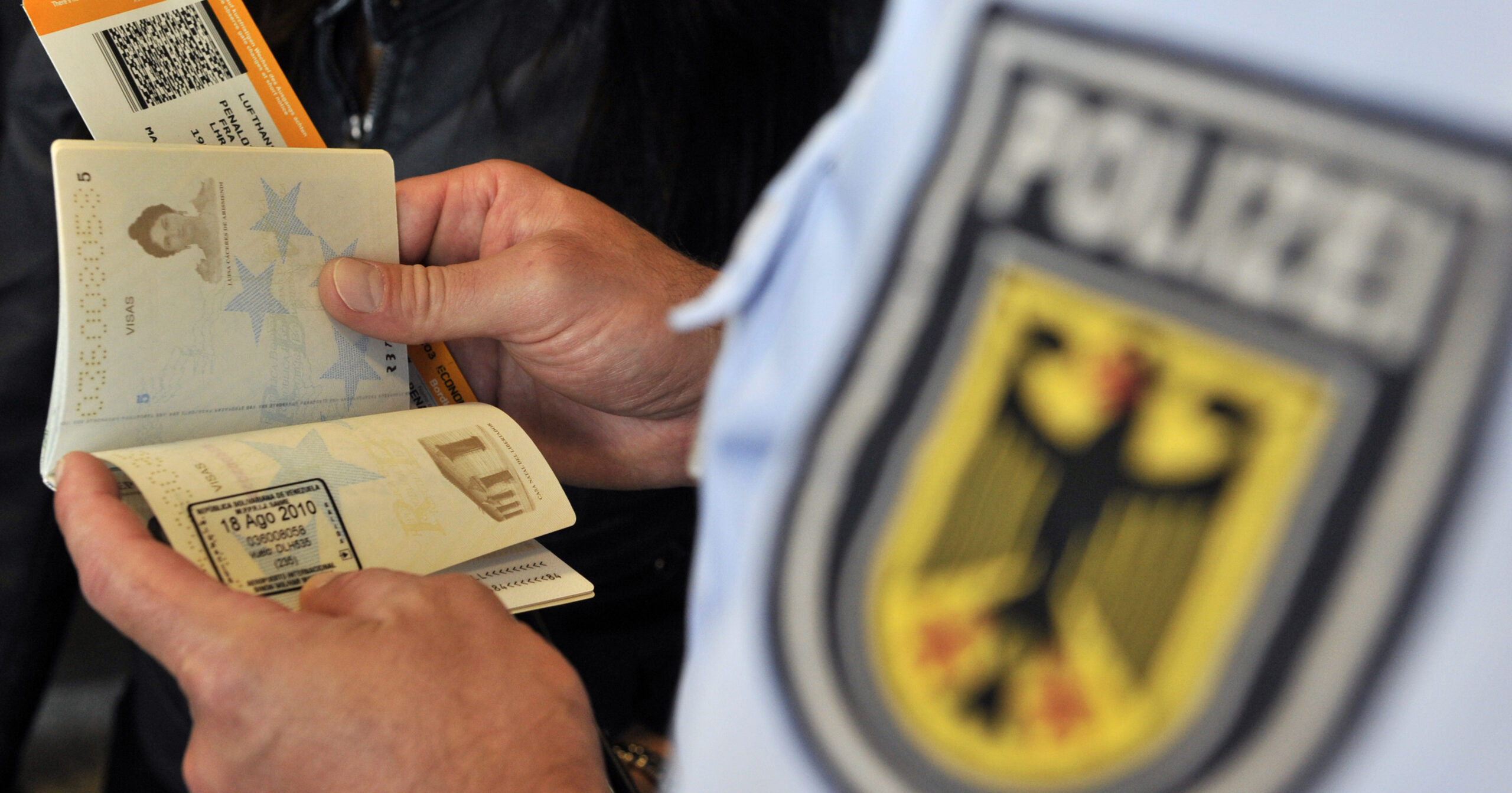 Bei der Passkontrolle entdeckten Bundespolizisten, dass ein Haftbefehl gegen die Frau vorlag. (Symbolfoto)
